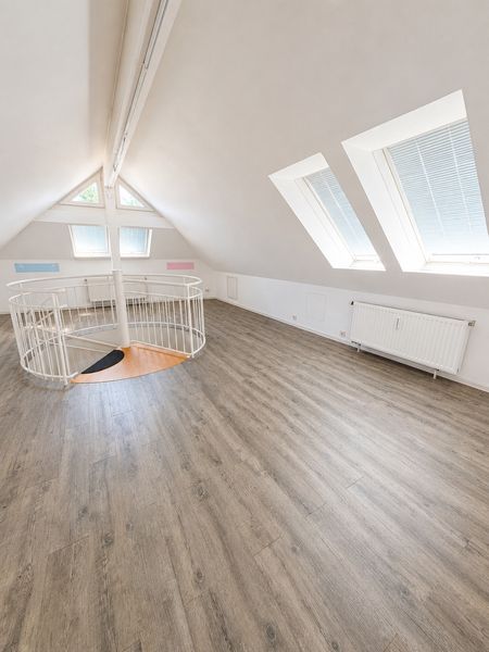 Wohnen mit Charakter: Maisonette mit Galerie, Balkon & Tiefgarage
